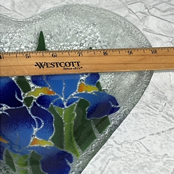 Signed fuzed  glass heart glass dish with lillies by Peggy Karr - Picture 5 of 9